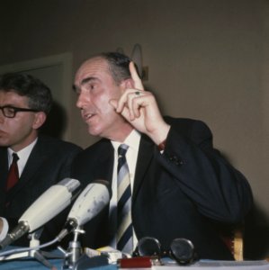 Andreas Papandreon (Griekenland) houdt persconferentie in Poort van Cleve , Amst, Bestanddeelnr 254-8051