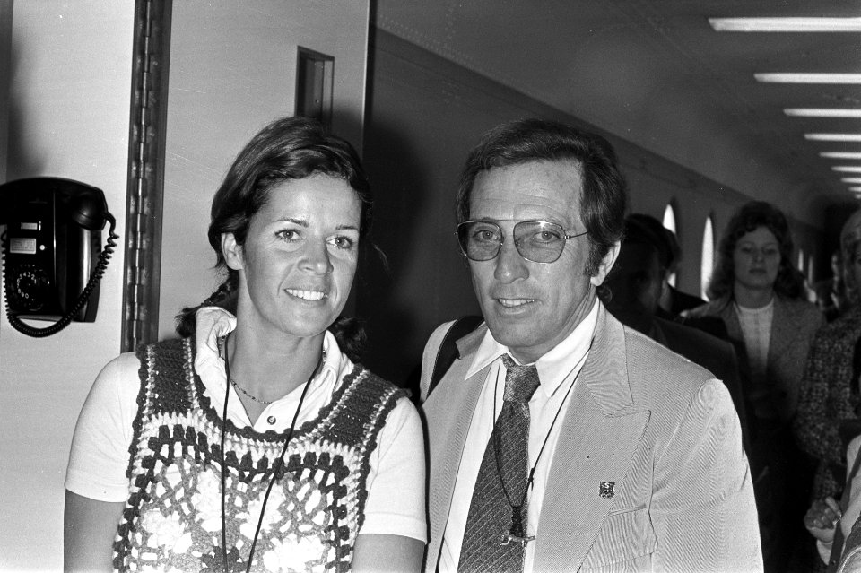 Andy Williams met echtgenote op Schiphol (kop), Bestanddeelnr 925-8485