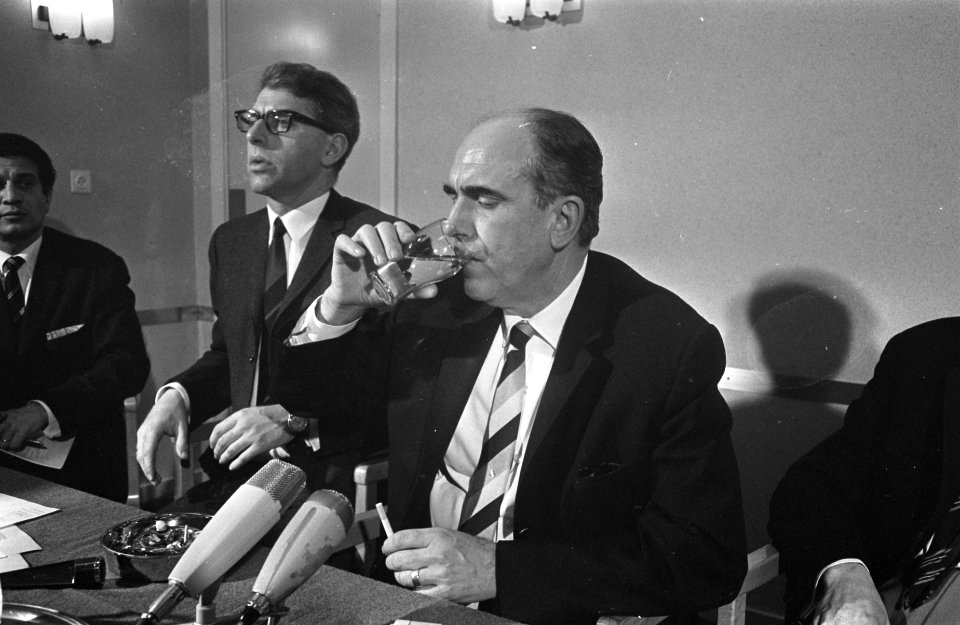Andreas Papandeou tijdens persconferentie, links dhr. dr. P. R. Baehr (lid commi, Bestanddeelnr 921-2796