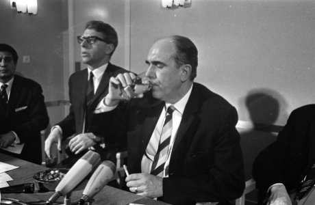 Andreas Papandeou tijdens persconferentie, links dhr. dr. P. R. Baehr (lid commi, Bestanddeelnr 921-2796