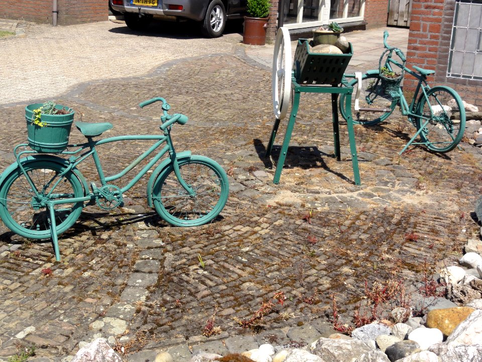 Angeren (Lingewaard) fietsen als tuinversiering