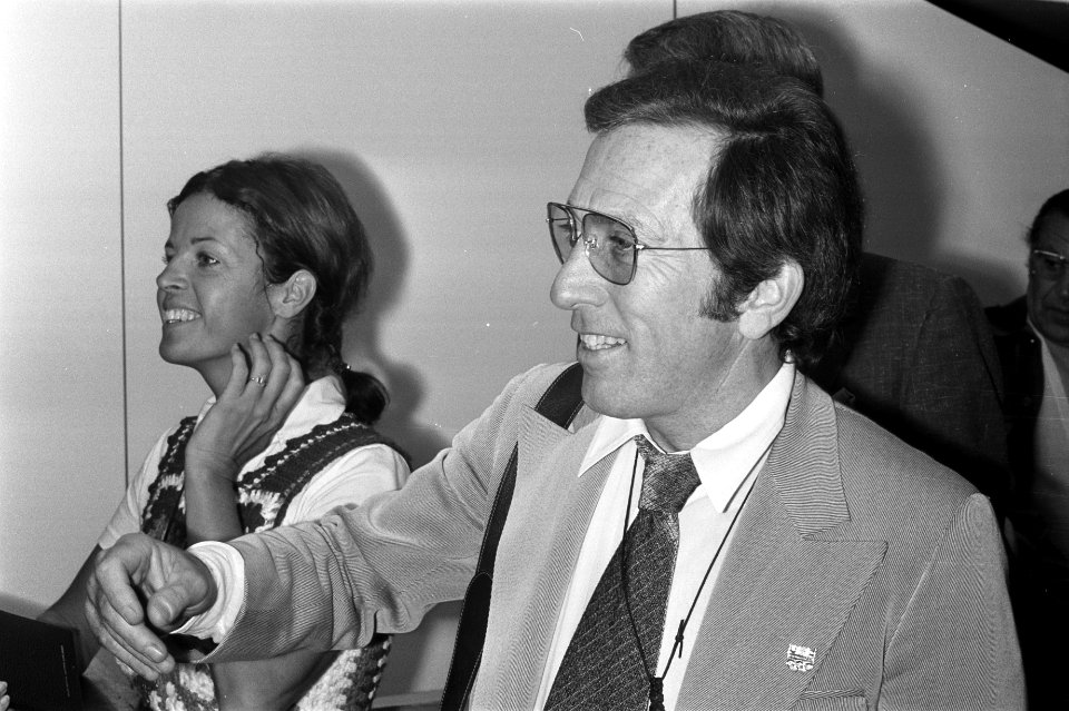 Andy Williams met echtgenote op Schiphol, Bestanddeelnr 925-8487