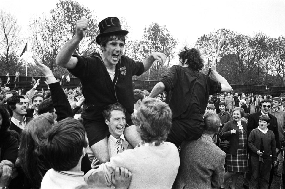 Andy Wijzenbeek van kampioen HTCC op de schouders na de wedstrijd, Bestanddeelnr 924-5590