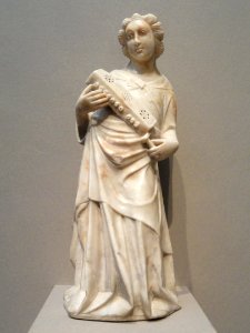 Angel with Symphonia, probably by Pisan, c. 1350-1370, marble - National Gallery of Art, Washington - DSC08918