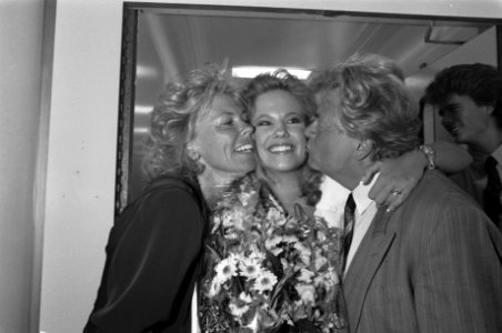 Angela wordt begroet door haar ouders, Bestanddeelnr 934-4903