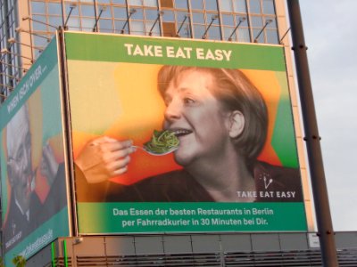 Angela Merkel auf Werbebanner Berlin-Alexanderplatz