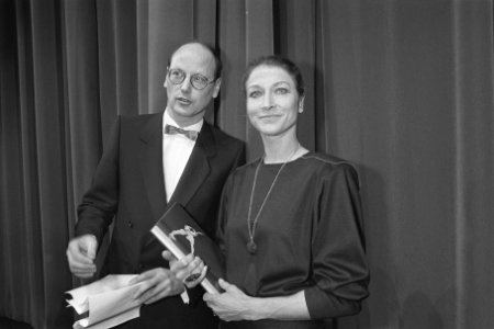 Alexandra Radius (r) ontvangt jubileumboek 25-jarig bestaan Nationaal Ballet van, Bestanddeelnr 933-8519