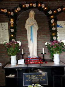Angeren (Lingewaard) Mariabeeld in Mariakapel op kerkhof