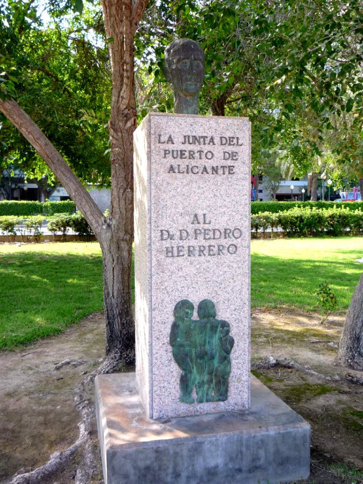 Alicante - Monumento al Doctor Pedro Herrero