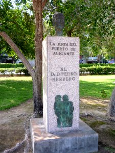 Alicante - Monumento al Doctor Pedro Herrero