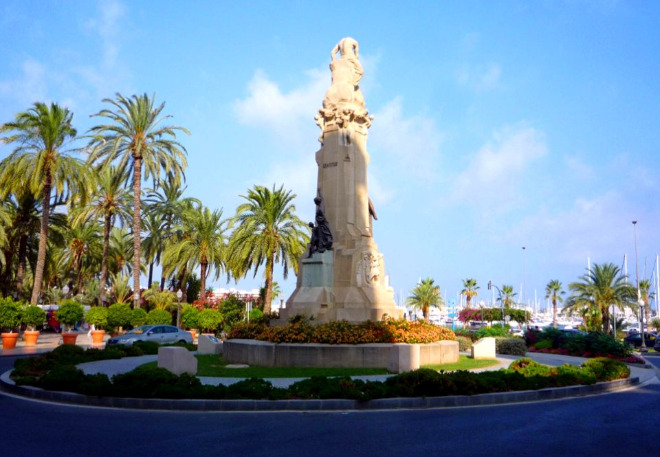 Alicante - Monumento a Canalejas y rotonda ajardinada 1