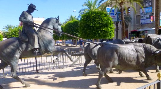 Alicante - Plaza de España, Monumento al Toro 3
