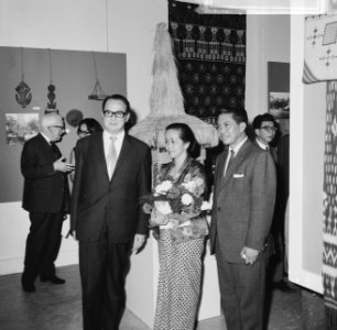Ambassadeur Sudjarwo Tjondronegoro tijdens de opening van de tentoonstelling, Bestanddeelnr 918-2847