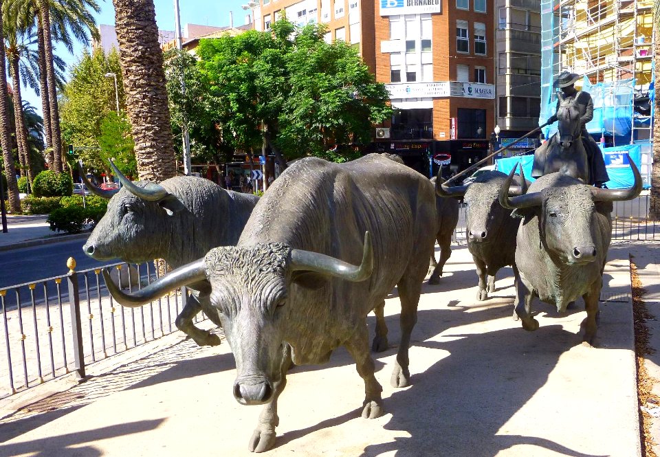 Alicante - Plaza de España, Monumento al Toro 4