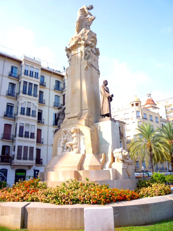 Alicante - Monumento a Canalejas y rotonda ajardinada 5