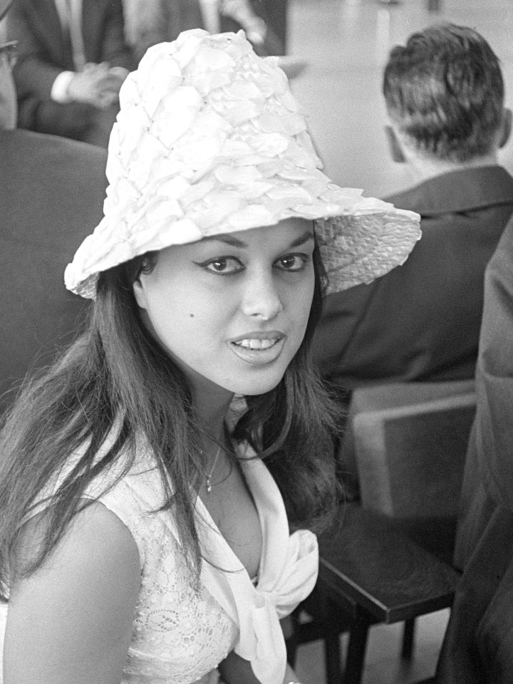 Aliza Gur op Schiphol