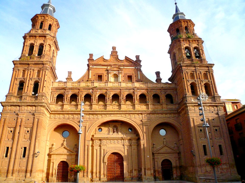 Alfaro - Colegiata de San Miguel, exterior 01