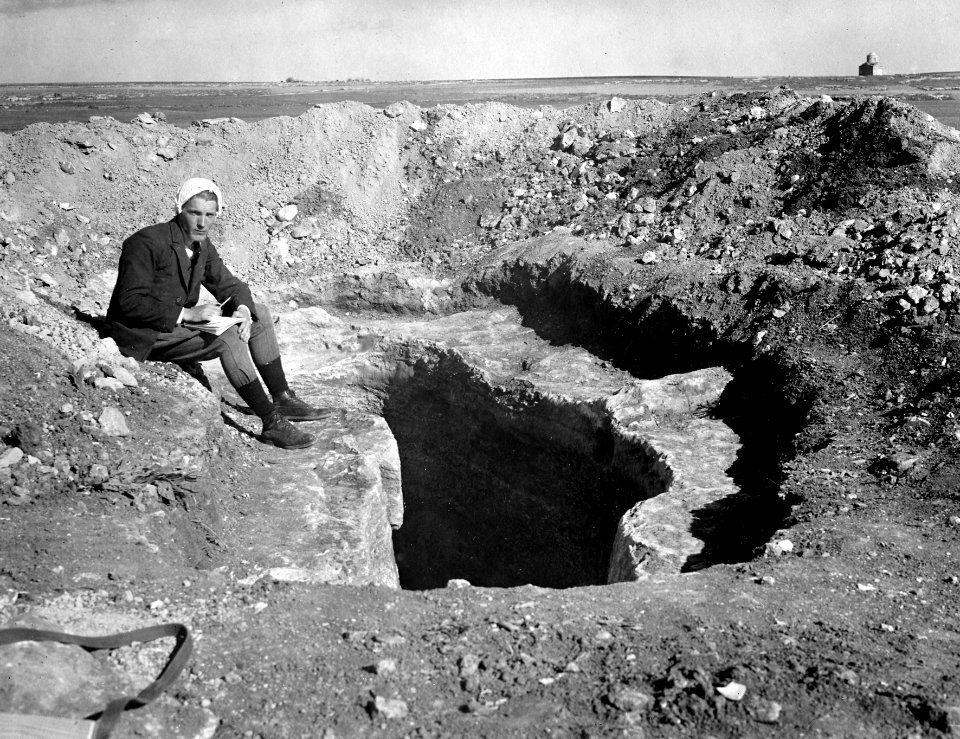Alfred Westholm vid en dromos. Milia. exteriör - SMVK - C00373
