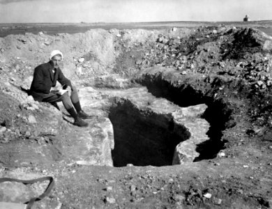 Alfred Westholm vid en dromos. Milia. exteriör - SMVK - C00373