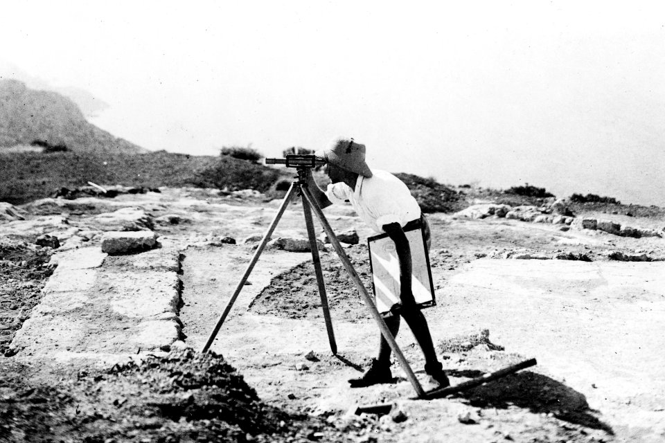 Alfred Westholm vid avvägningsinstrumentet. Vouni. exteriör. Galini - SMVK - C01695