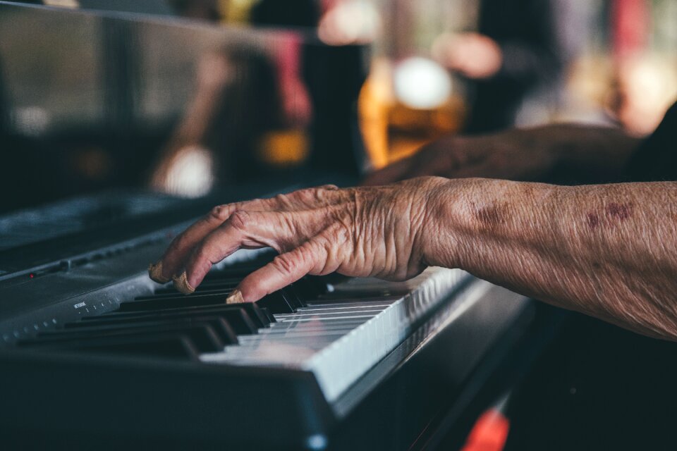 Old person pianist