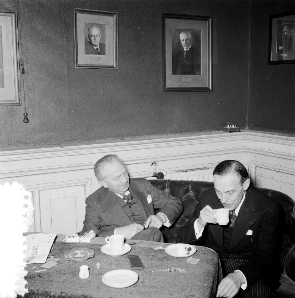Alexander Brailowsky (rechts) in Amsterdam, Bestanddeelnr 906-3667