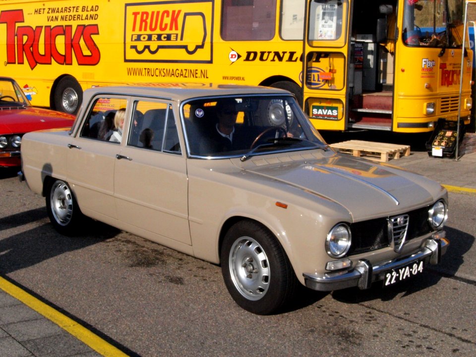 Alfa Romeo Giulia 1300 Super dutch licence registration 22-YA-84 pic01