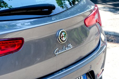 Alfa Romeo Giulietta 2012 rear logo photo