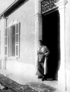 Alfred Westholm utanför svenska institutet. Nicosia. exteriör - SMVK - C01034