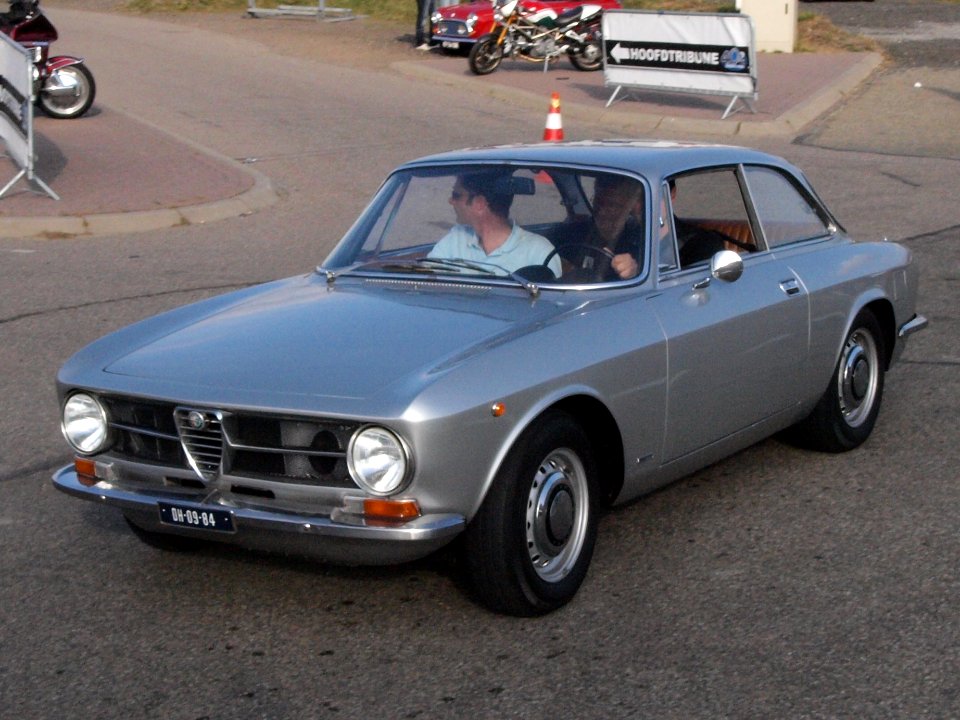 Alfa Romeo GT 1300 JUNIOR dutch licence registration DH-09-84 pic2