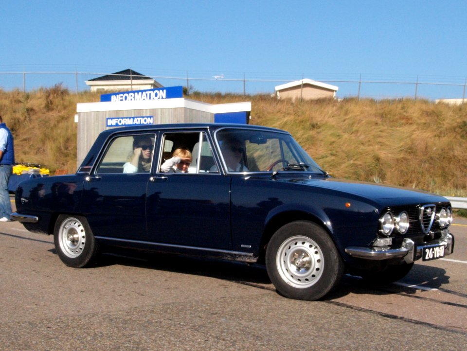Alfa Romeo 2000 Berlina dutch licence registration 26-YB-17 pic02