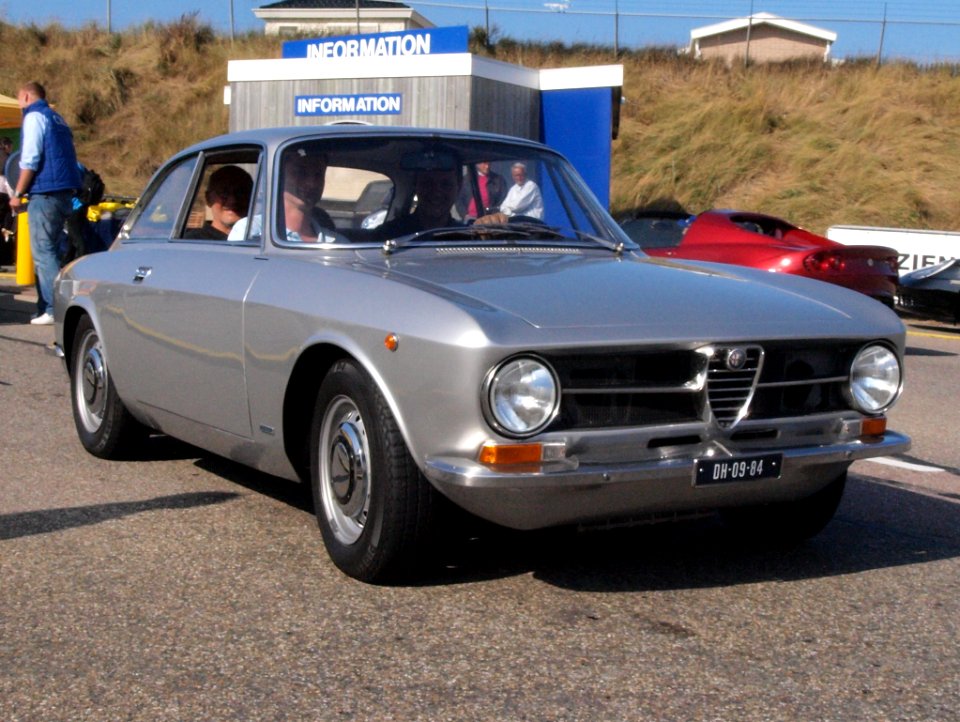 Alfa Romeo GT 1300 JUNIOR dutch licence registration DH-09-84 pic1