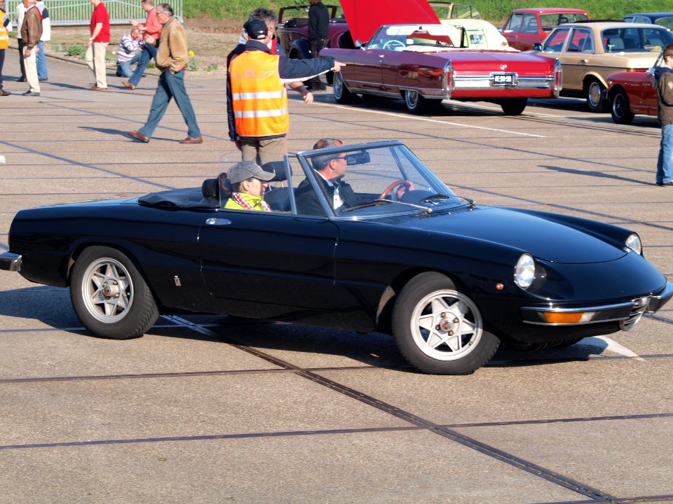 Alfa Romeo 2000 SPIDER VELOCE (1973), Dutch licecence registration 32-YA-60 at Lisse, The Netherlands, pic3