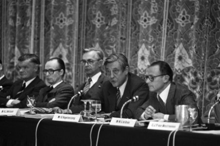 Algemene Aandeelhoudersvergadering in Hilton Hotel in Amsterdam v.l.n.r. dr. H., Bestanddeelnr 930-7443