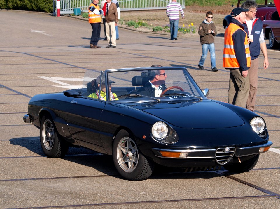 Alfa Romeo 2000 SPIDER VELOCE (1973), Dutch licecence registration 32-YA-60 at Lisse, The Netherlands, pic2