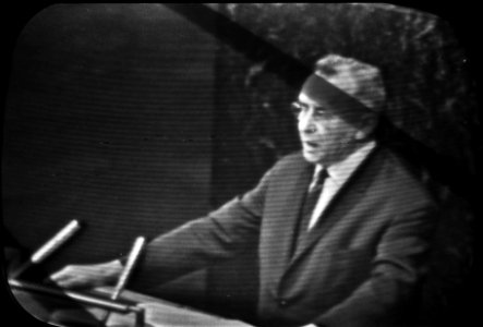 Alexey Kosygin, premier van de Sovjet-Unie, spreekt de vergadering toe, Bestanddeelnr 920-4198