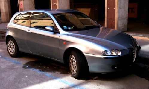 Alfa Romeo 147 3-door silver front photo