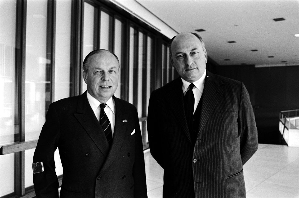 Alg aandeelhoudersverg AKZO in Amsterdam Jhr G Kraayenhoff (l) (scheidend v, Bestanddeelnr 929-7097