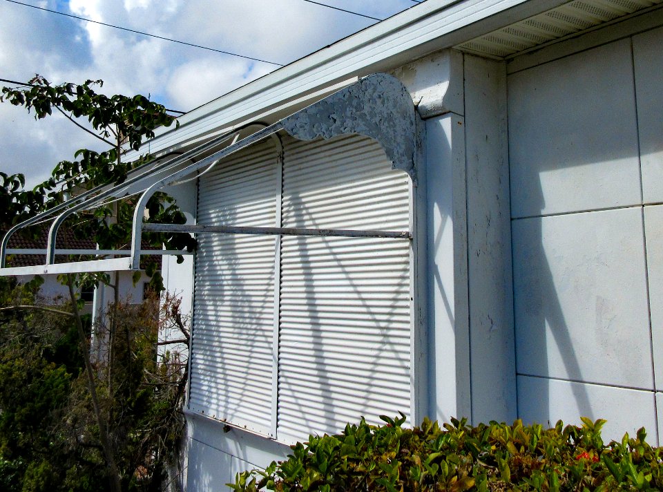 Alfred and Olive Thorpe Lustron House--awning 