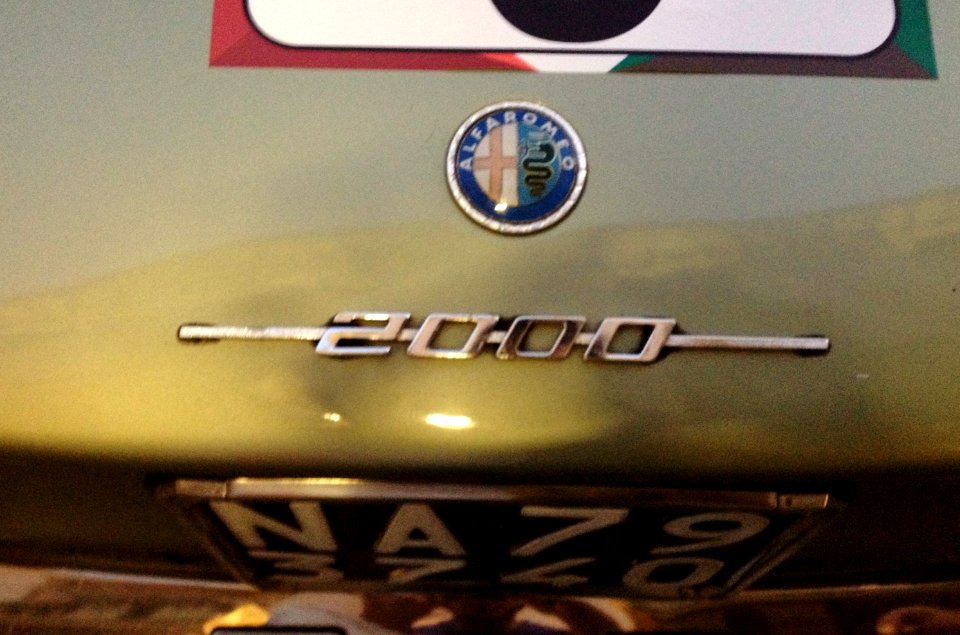 Alfa Romeo 2000 Coupé badge