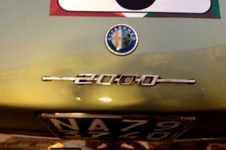 Alfa Romeo 2000 Coupé badge