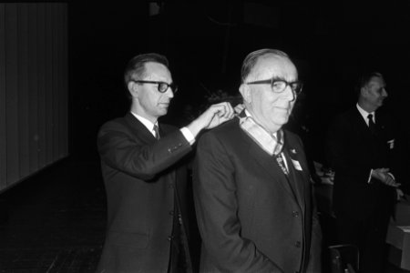 Alg. Verg. Verbond Ned. Ondern. Den Haag, Congresgeb. Nelissen hangt W. Bruynze, Bestanddeelnr 924-0204
