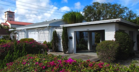Alfred and Olive Thorpe Lustron House--from street 