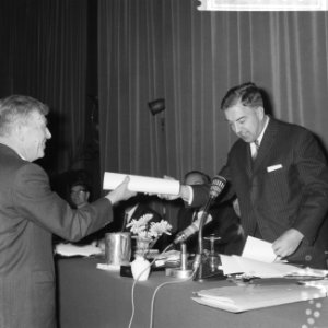 Alfred Moser terwijl hij een certificaat overhandigd krijgt (uit handen van J.M., Bestanddeelnr 918-4433