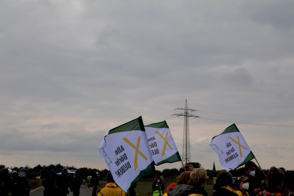 Alle Dörfer bleiben at Ende Gelände AKK finger 2020-09-26 09