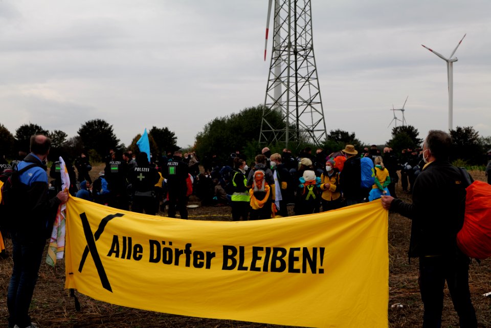 Alle Dörfer bleiben at Ende Gelände AKK finger 2020-09-26 23