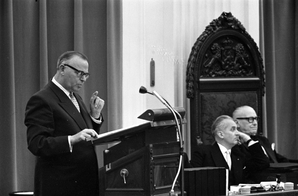 Algemene beraadslagingen in de Tweede Kamer . Mr. J. Burger van PVDA, Bestanddeelnr 913-0090