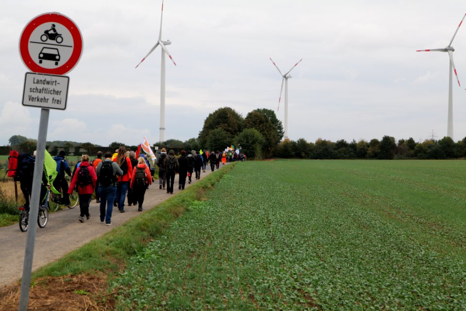 Alle Dörfer bleiben at Ende Gelände AKK finger 2020-09-26 01