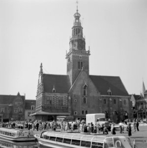 Alkmaar Waagplein met waaggebouw en met op de voorgrond rondvaartboten, Bestanddeelnr 254-4044