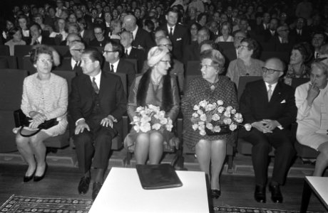 Alle genodigden met voorin ds. Landman (r), koningin Juliana en minister Klompé,, Bestanddeelnr 921-7356